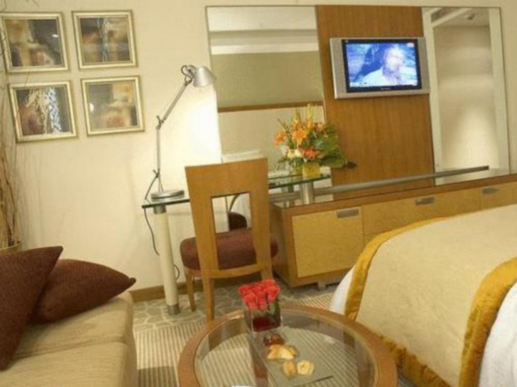 Hotel Farah Касабланка Екстер'єр фото A room at the hotel