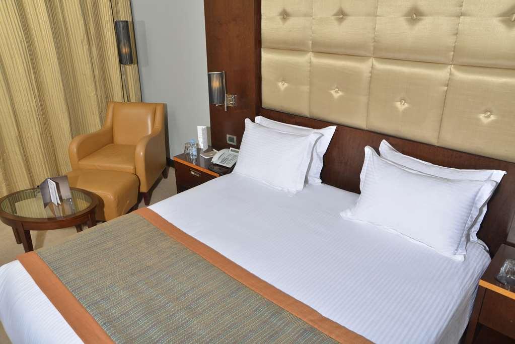 Hotel Farah Касабланка Номер фото A bedroom