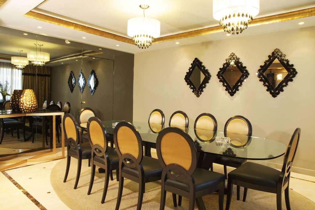 Hotel Farah Касабланка Номер фото A dining room